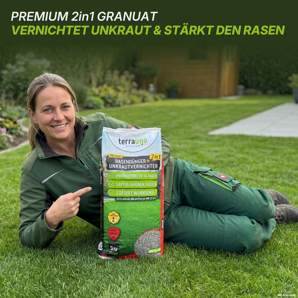 Eine Frau in grüner Arbeitskleidung liegt lächelnd im Gras und hält einen Sack „TerraUno Premium – Rasendünger mit Unkrautvernichter 22-5-5“ in der Hand. Der Text darüber hebt die wirkungsvolle Formel zur Unkrautbekämpfung und Rasenstärkung hervor – damit Sie die ganze Saison über einen üppigen, gesunden und unkrautfreien Rasen genießen können.