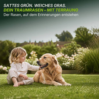 Ein kleines Kind und ein Golden Retriever sitzen auf saftig grünem Gras, umgeben von Blumen. Der deutsche Text oben wirbt für TerraUno Rasendünger - Sparabo für einfache Rasenpflege mit einem smarten Abo Rasenpflege-Abo.
