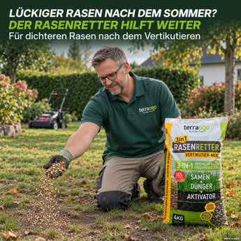 Ein Mann mit Handschuhen streut „TerraUno Rasenretter  Vertikutiermix“ auf den Rasen; im Hintergrund ist ein Rasenmäher zu sehen, im Vordergrund ein Sack mit der Aufschrift „Rasenretter“. Der Text hebt dieses TerraUno-Produkt als wirksame Lösung für lückigen Rasen hervor und unterstützt eine schnelle Regeneration des Rasens.