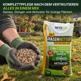 Eine Person mit grünen Handschuhen hält eine Handvoll „TerraUno Rasenretter  Vertikutiermix“ neben einer Markentüte für die Rasenpflege in der Hand; im Hintergrund sind Gras und Sträucher zu sehen.