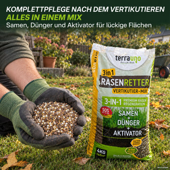 Eine Person mit grünen Handschuhen hält eine Handvoll „TerraUno Rasenretter  Vertikutiermix“ neben einer Markentüte für die Rasenpflege in der Hand; im Hintergrund sind Gras und Sträucher zu sehen.