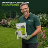 Ein lächelnder Mann mit Brille und grünem Hemd steht in einem Garten und hält eine Tüte „TerraUno Speed Rasendünger N21“ in der Hand. Der Text lautet: „Empfohlen von unserem Rasenexperten“.