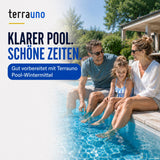 Familie am kristallklaren Pool im Frühjahr nach der Überwinterung mit TerraUno