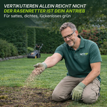 Ein Mann mit Gartenhandschuhen verteilt Terra Uno Rasenretter  Vertikutiermix auf einem unbefestigten Rasen und lächelt, während er im Gras kniet. Im Hintergrund steht ein Rasenmäher. Der deutsche Text hebt die Rasenregeneration für dichte, üppige Rasenflächen hervor.