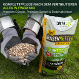 Eine Person mit grauen Handschuhen hält das Terra Uno Rasenretter  Vertikutiermix-Granulat neben dem Sack über den Rasen und präsentiert diese komplette Rasenmischung mit Dünger, Rasensamen und Aktivator.