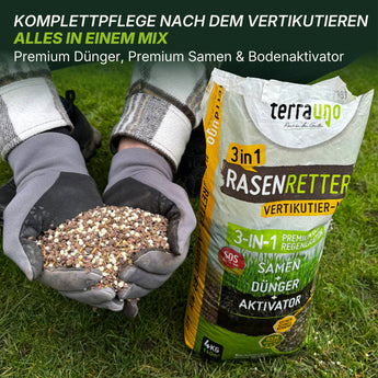 Eine Person mit grauen Handschuhen hält das Terra Uno Rasenretter  Vertikutiermix-Granulat neben dem Sack über den Rasen und präsentiert diese komplette Rasenmischung mit Dünger, Rasensamen und Aktivator.