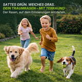 Ein lächelnder Junge und ein Mädchen laufen mit einem Golden Retriever und einem Beagle, die einen Ball tragen, über einen grünen Rasen. Der deutsche Text darüber wirbt für die Schaffung Ihres Traumrasens mit Terra Uno Rasenretter  Vertikutiermix-Samen.