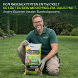 Ein lächelnder Mann in Gartenarbeiterkleidung kniet auf einem grünen Rasen und hält eine Tüte Terra Uno Rasenretter  Vertikutiermix. Der Text oben hebt die fachkundigen Mooslösungen mit Rasensamen hervor, auf die Bundesligamannschaften für lang anhaltende Rasenergebnisse vertrauen.