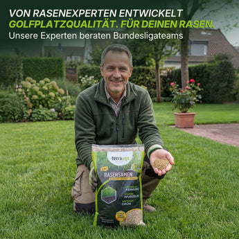 Ein lächelnder Mann kniet auf einem grünen Rasen und hält das Rasensamen - Nachsaat, Reparatur und Neuanlage - Angebot von Terrauno. Über ihm wirbt ein Text für von Experten entwickeltes Gras in RSM-Qualität für den heimischen Rasen. Im Hintergrund sind Häuser und Hecken zu sehen.