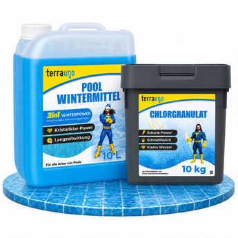 Auf einer runden Plattform mit Fliesenmuster stehen zwei blaue Behälter für Poolchemikalien mit der Aufschrift „TerraUno“. Bei dem einen handelt es sich um einen 10-Liter-Kanister „Pool Wintermittel“ für die Winterpflege, beim anderen um eine 10-kg-Box mit Chlorgranulat. Auf beiden ist eine Person in einem Neoprenanzug abgebildet, wodurch sich dieses „Pool-Winterschutz-Set – Chlorschock  Wintermittel“-Angebot von TerraUno ideal für die Pflege Ihres Pools in den kälteren Monaten eignet.