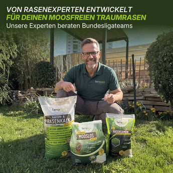 Ein lächelnder Mann mit Brille und Markenhemd kniet auf dem Rasen und hält Gartenkalk vor drei Terrauno Moosfrei Soforthilfe Set-Produkten, dahinter eine Holzschaukel und Grünpflanzen. Der Text darüber hebt die effektive Moosentfernung für Rasenflächen hervor.