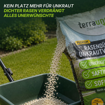 Aus einem Sack „TerraUno Unkrautschreck Paket“-Rasendünger werden weiße Granulatkörner in einen grünen Streuer geschüttet. Der Text darüber lautet: Kein Platz mehr für Unkraut. DICHTER RASEN VERDRÄNGT ALLES UNERWÜNSCHTE.
