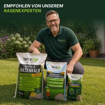 Ein lächelnder Mann in einem grünen Poloshirt kniet auf dem Rasen und präsentiert drei Beutel mit Rasenpflegeprodukten aus dem „TerraUno Unkrautschreck-Paket“. Der Text darüber lautet: „Empfohlen von unserem Rasenspezialisten“.