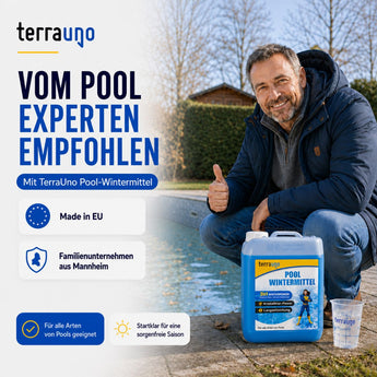 Ein Mann sitzt am Pool, zeigt den Daumen nach oben, neben ihm steht eine Packung TerraUno Pool Wintermittel. Der Text hebt hervor, dass TerraUno Pool Wintermittel von Pool-Experten empfohlen wird und für alle Pooltypen geeignet ist. Es hilft, Algenwachstum zu verhindern und Kalkablagerungen zu hemmen, sodass Ihr Pool während der gesamten Wintersaison sauber und gut gepflegt bleibt.
