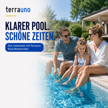 Eine lächelnde Familie – Mann, Frau und Mädchen – sitzt am Rand eines klaren Außenpools und taucht an einem sonnigen Tag die Füße ins Wasser. Links wirbt ein Text für das „TerraUno Pool Wintermittel“ und hebt hervor, wie es Algenwachstum verhindert und Kalkablagerungen hemmt, um das ganze Jahr über kristallklares Wasser zu gewährleisten.